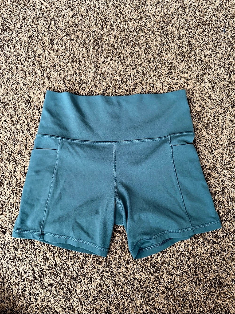 Athleta Salutation Stash Pocket 5” Shorts M Teal